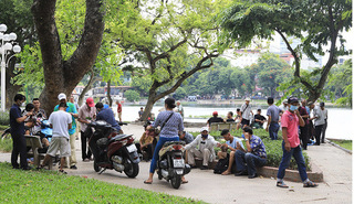 Bất chấp lệnh tạm dừng từ 1/8, nhiều quán trà đá ở Hà Nội vẫn tấp nập