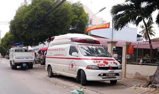 'Xe cứu thương' hụ còi đòi nợ ở khu dân cư, nhiều người hoảng hồn sợ bị cách ly