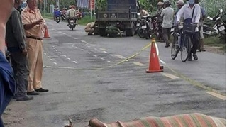 Đi bộ qua đường ăn cháo, bé gái 3 tuổi bị ô tô tải cán tử vong