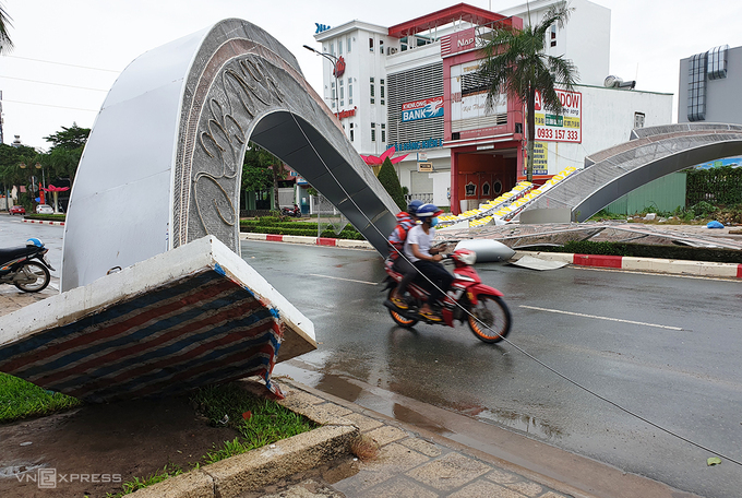 Gió giật quật đổ hai cổng hoa cao 7 m ở Vũng Tàu
