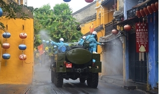 Quân đội phun khử khuẩn phòng dịch Covid-19 toàn quận Sơn Trà