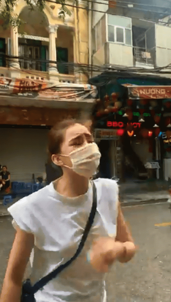 Xôn xao hình ảnh Lưu Đê Ly đánh nhau với anti-fan trên phố Hàng Buồm