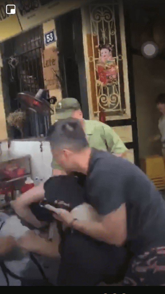 Xôn xao hình ảnh Lưu Đê Ly đánh nhau với anti-fan trên phố Hàng Buồm