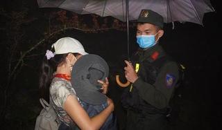 Mẹ bế con 1 tuổi băng rừng nhập cảnh trái phép về Việt Nam trong đêm