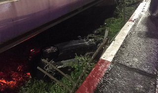 Xe Porsche không biển số húc tung lan can, văng khỏi cầu Sài Gòn