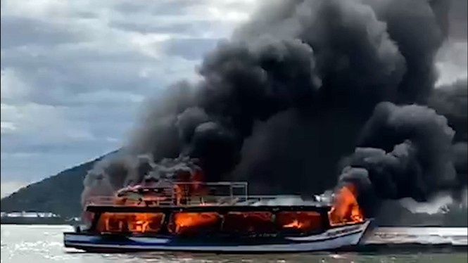 Tàu du lịch chở 21 hành khách đi đảo Hải Tặc bốc cháy dữ dội
