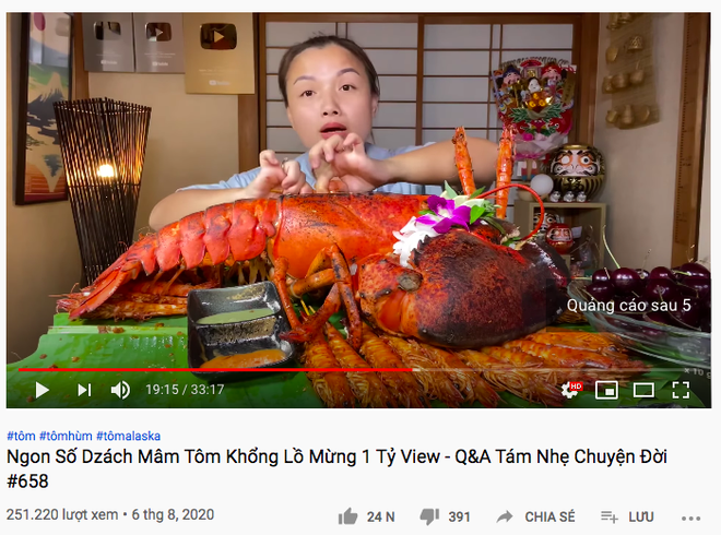 Quỳnh Trần JP ăn mừng kênh YouTube đạt 1 tỷ lượt xem bằng tôm hùm 