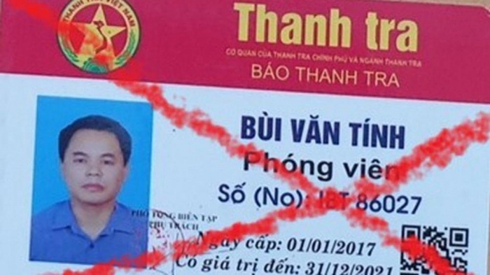 Bùi Văn Tính trình thẻ ghi tên báo Thanh Tra
