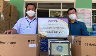 Bố chồng Hà Tăng tặng 10 máy theo dõi bệnh nhân trị giá 1,4 tỷ cho Đà Nẵng