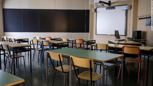 Trường học ở Ý cưa nhỏ bàn ghế để học sinh thực hiện giãn cách xã hội