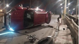 Tin tức tai nạn giao thông ngày 9/8: Ô tô tông vào lan can cầu khiến 2 người bị thương