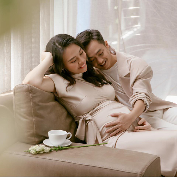 Đàm Thu Trang khoe khoảnh khắc Cường Đô La âu yếm bên con gái mới chào đời