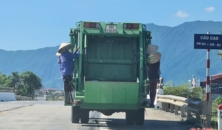 Tước bằng lái tài xế xe thu gom rác có 4 nữ công nhân bám vào thùng