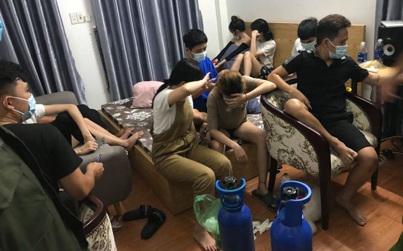 Bất chấp dịch, hàng chục nam nữ ở Đà Nẵng tụ tập ăn nhậu và hút bóng cười 