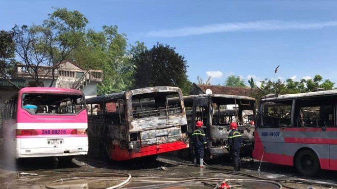 Nhiều ô tô khách bị hỏa hoạn thiêu rụi trong bãi đỗ xe ở Thanh Hóa