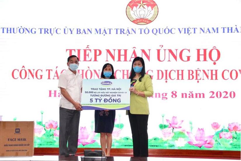 Vinamilk ủng hộ 8 tỷ đồng hỗ trợ cho TP.Hà Nội và 3 tỉnh miền Trung