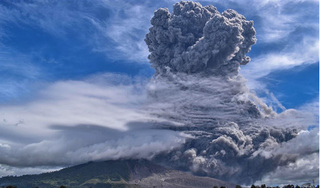 Núi lửa Sinabung ở Indonesia tiếp tục phun trào bắn cột tro cao 2km