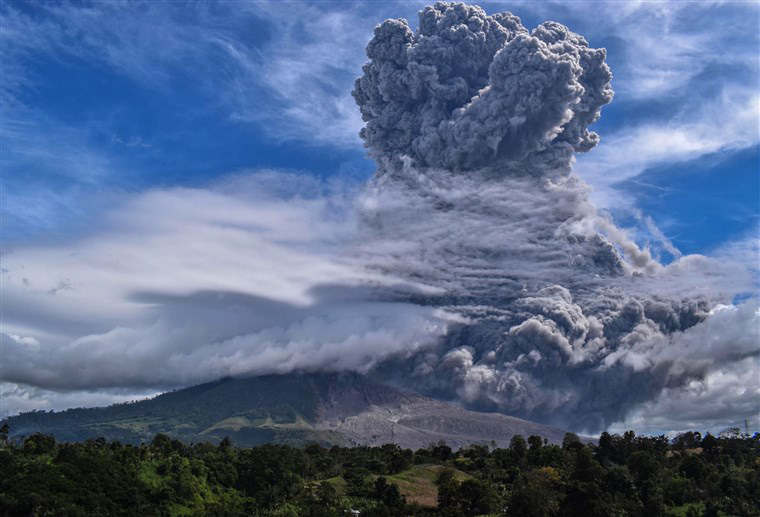 Núi lửa Sinabung ở Indonesia tiếp tục phun trào bắn cột tro cao 2km 