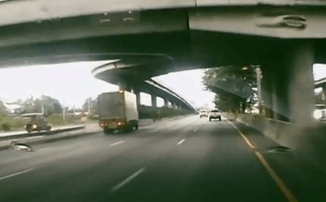 Hoảng hồn xe tải lật ngang giữa đường quốc lộ chỉ trong tích tắc