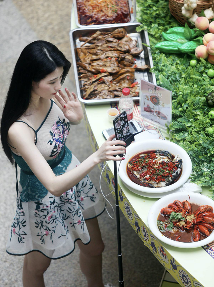 Vlogger ẩm thực Trung Quốc bị phạt vì lãng phí thức ăn
