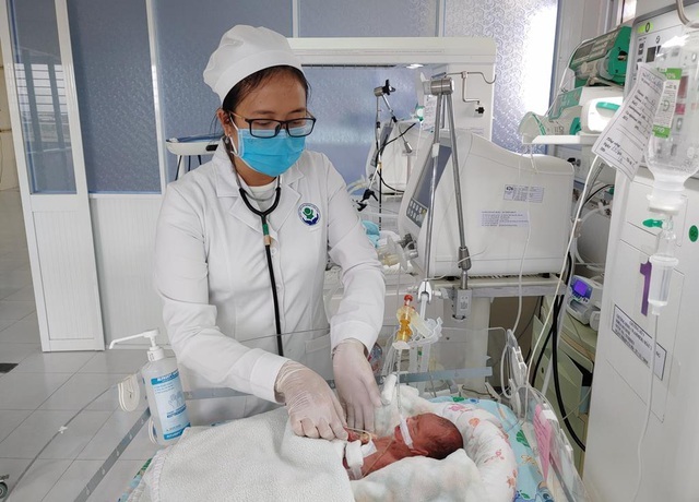 Cứu sống bé gái sinh non nặng 0,8 kg bị thủng tạng bẩm sinh