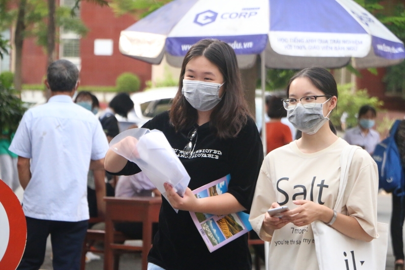 Học sinh Hải Dương nhận hồ sơ qua bưu điện để phòng chống Covid-19
