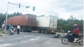 Tin tức tai nạn giao thông ngày 19/8: Băng qua ngã tư, người đàn ông bị xe container cán tử vong