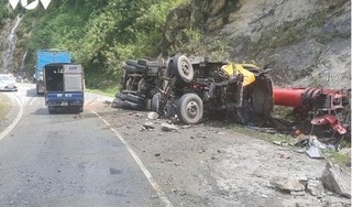 Tin tức tai nạn giao thông ngày 20/8: Xe cẩu lật khi đổ đèo, 3 người trọng thương