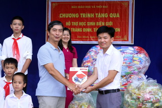 Báo Giáo dục & Thời đại trao tặng 2 phòng máy tính cho học sinh vùng biên giới Lạng Sơn