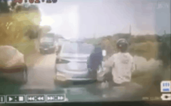 Va chạm giao thông, tài xế ô tô có hành động thô bạo với người phụ nữ