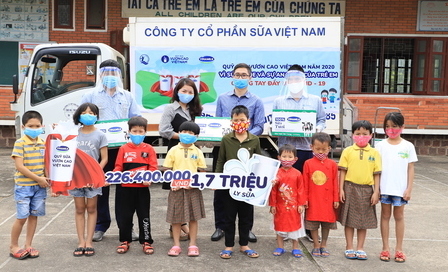 Quỹ sữa vươn cao Việt Nam: Vượt trở ngại Covid-19 để mang 1,7 triệu ly sữa đến trẻ em khó khăn