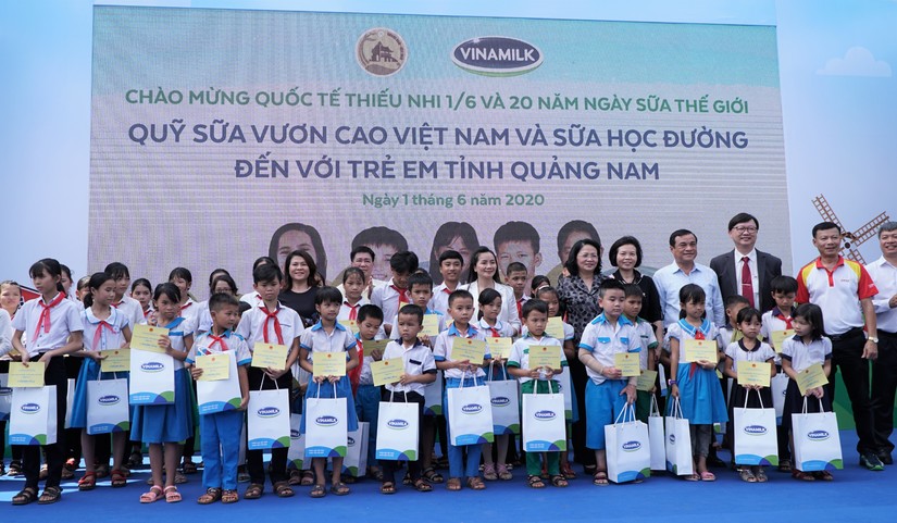 Quỹ sữa vươn cao Việt Nam, vượt trở ngại Covid-19 để mang 1,7 triệu ly sữa đến trẻ em khó khăn