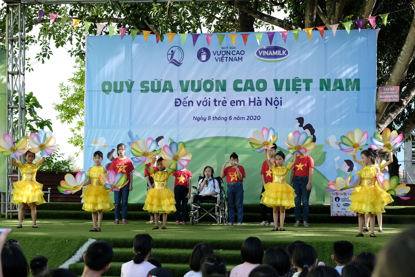 Quỹ sữa vươn cao Việt Nam, vượt trở ngại Covid-19 để mang 1,7 triệu ly sữa đến trẻ em khó khăn