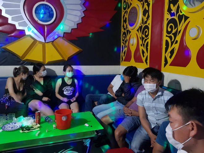 Bắt quả tang 11 người tụ tập hát hát karaoke, sử dụng ma túy giữa mùa dịch Covid-19