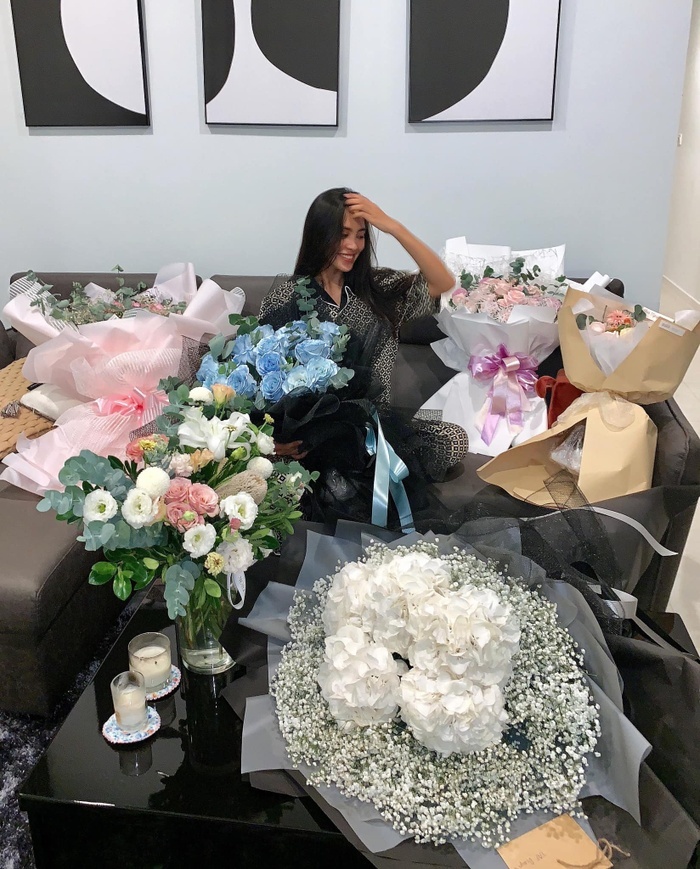 Hoa hậu Tiểu Vy hạnh phúc khoe căn phòng ngập tràn hoa mừng sinh nhật tuổi 20