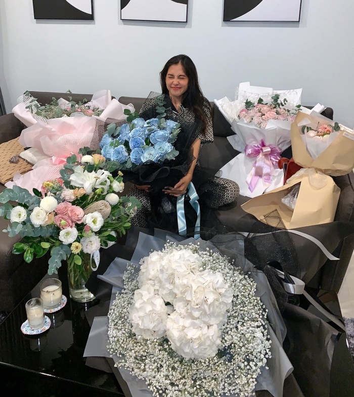 Hoa hậu Tiểu Vy hạnh phúc khoe căn phòng ngập tràn hoa mừng sinh nhật tuổi 20