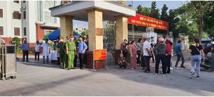 Hơn 100 cảnh sát bảo vệ phiên tòa vợ chồng Đường Nhuệ lần đầu ra tòa cùng nhau