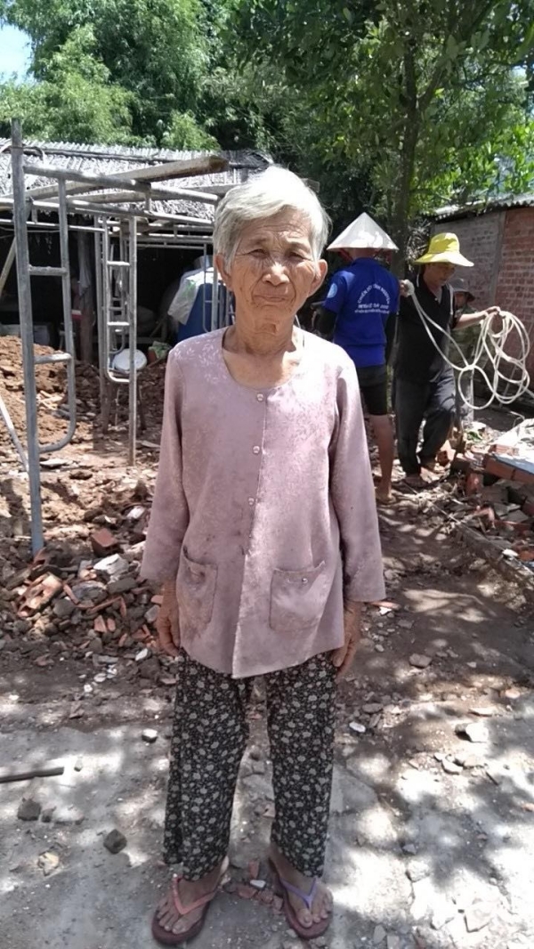Thuỷ Tiên bỏ tiền túi để xây nhà cho bà cụ 70 tuổi có hoàn cảnh khó khăn