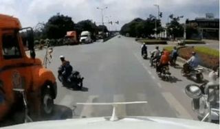 Cua trái đột ngột, người đàn ông bị xe container đâm kinh hoàng 