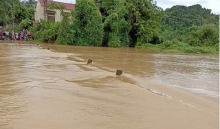 Đi qua cầu tràn, nữ sinh bị lũ cuốn tử vong thương tâm