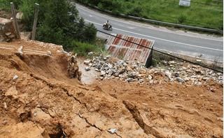 Lào Cai: Tường nhà đổ sập, đè nam thanh niên tử vong