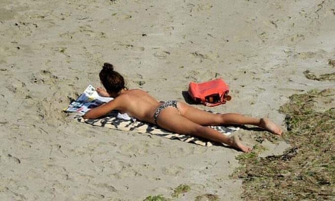Bộ trưởng Pháp bảo vệ quyền để ngực trần tắm nắng của phụ nữ