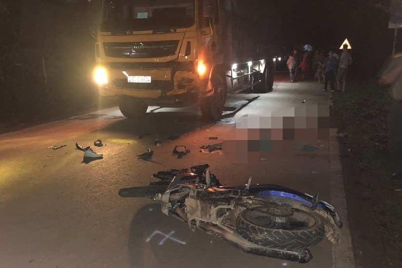2 thanh niên ở Sơn La văng ra đường tử vong sau cú đấu đầu với xe tải