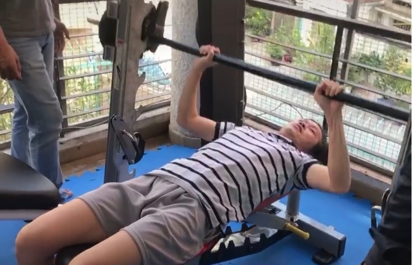 NSƯT Hoài Linh khoe ảnh tập gym 