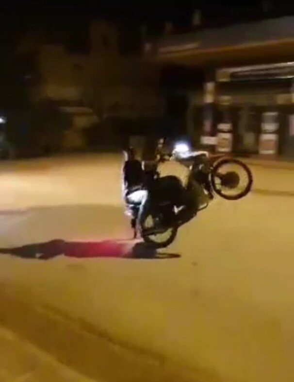 Biểu diễn bốc đầu xe máy ở Yên Bái, hai thanh niên bị phạt 4 triệu