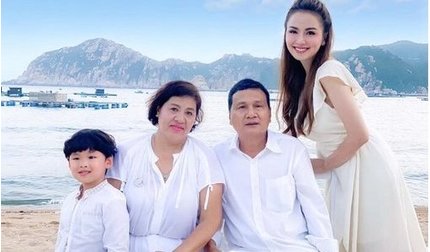 Sau ồn ào 'từ mặt', Hoa hậu Diễm Hương hiếm hoi đăng ảnh chụp cùng bố mẹ ruột
