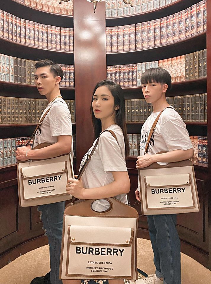 Gia đình Hoa Dâm Bụt rủ nhau diện túi hàng hiệu cực chất