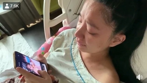 Lê Dương Bảo Lâm liên tục dỗ dành vì vợ khóc nức nở chỉ sau 1 ngày sinh
