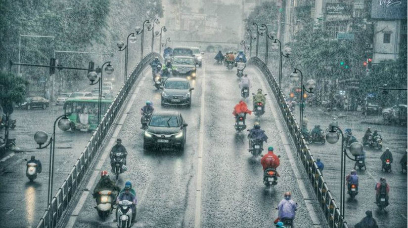 Thủ đô Hà Nội ngày nắng nóng, chiều tối mưa giông