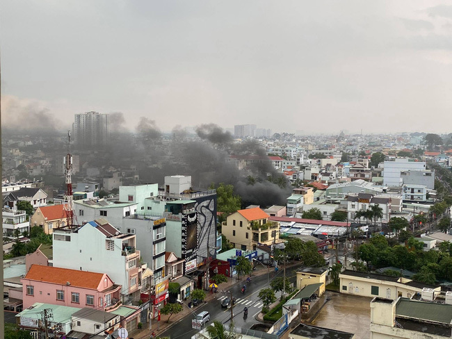 Kho chứa phụ tùng ô tô cháy ngùn ngụt, khói đen bốc lên cao hơn chục mét